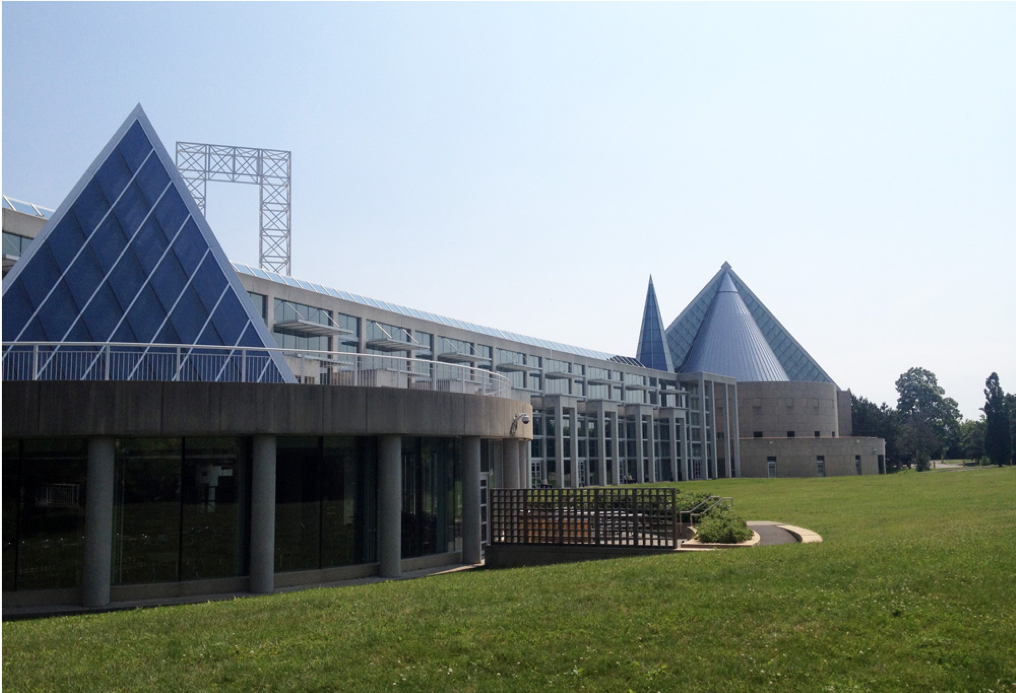 Diefenbaker Building 44 - exterior view of Cafeteria and western walkway to Council Chamber