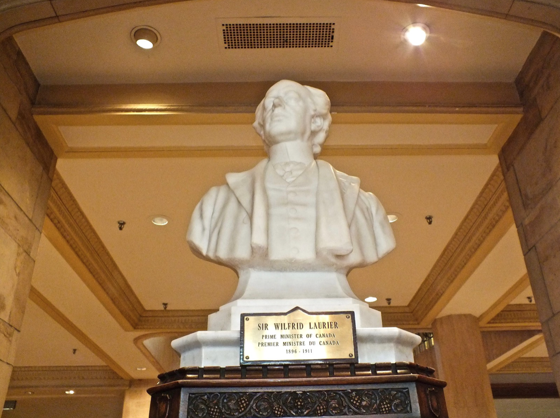 Laurier Statue 